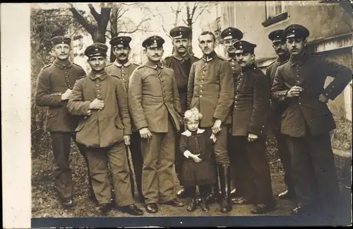 Foto Ak Deutsche Soldaten in Uniformen, Mädchen, Gruppenfoto