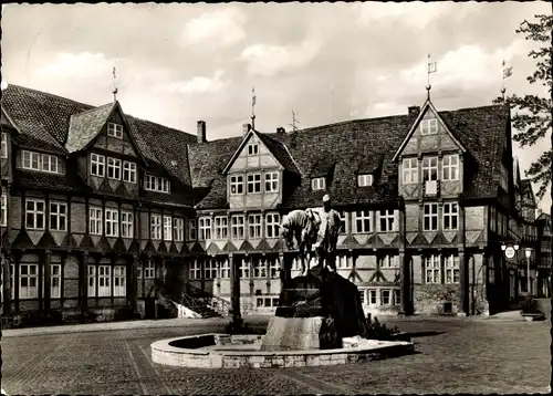 Ak Wolfenbüttel in Niedersachsen, Rathaus und Herzog August Denkmal