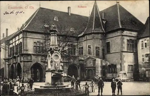 Ak Ensisheim Elsass Haut Rhin, Rathaus, Denkmal, Kinder, Straßenansicht