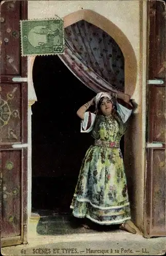 Ak Maghreb, Scenes et Types, Mauresque a sa Porte, Maurische Frau an der Tür