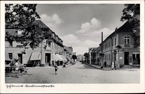 Ak Zehdenick in Brandenburg, Berliner Straße, Apotheke, Geschäft Otto Nähring, Passanten