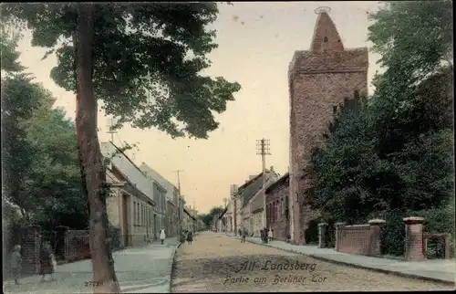 Ak Altlandsberg in Brandenburg, Berliner Tor, Turm, Passanten auf der Straße