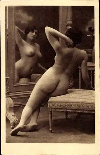 Ak Nackte Frau vor einem Spiegel, Frauenakt, Sitzend, Busen, Po, Beine