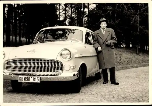 Foto Ak Mann vor einem Opel Kapitän, Mantel, Hut, Kennzeichen KB 098-815