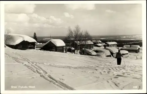 Ak Orsa Schweden, Fryksas fäbod, Skifahrer, Wohnhäuser, Schneelandschaft