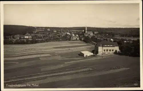 Ak Friedrichsbrunn Thale im Harz, Panorama mit Umgebung, Kirche, Felder