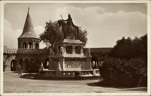 Ak Budapest Ungarn, Szent Istvan szobor es Halaszbastya, St. Stefans Denkmal, Fischerbastei