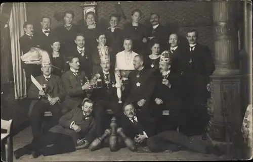 Foto Ak Gruppenfoto von Männern in Anzügen und Frauen, Kegelverein, Krone