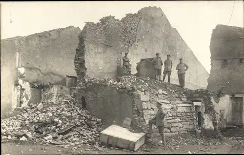 Foto Ak Raucourt Lothringen Meurthe et Moselle, Zerstörte Häuser, Soldaten, I. WK