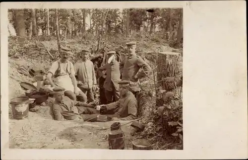 Foto Ak Deutsche Soldaten beim Essen, Feldbesteck, Grube, I. WK