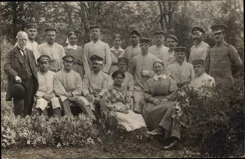 Foto Ak Deutsche Soldaten im Kriegslazarett, Gruppenportrait, Krankenschwestern, Arzt, I. WK