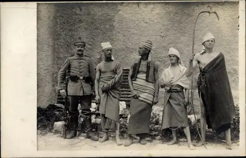 Foto Ak Soldaten in Kostümen, Laken und Decken als Gewänder