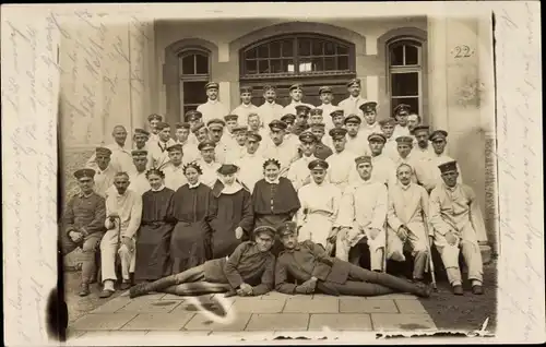 Foto Ak Deutsche Soldaten im Kriegslazarett, Gruppenportrait, Krankenschwestern