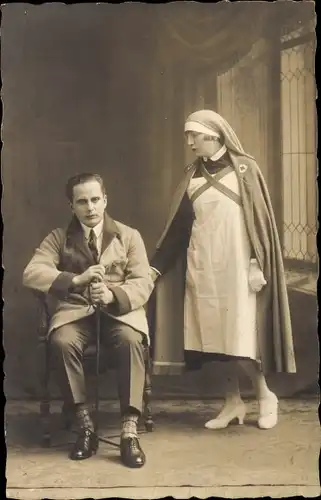 Foto Ak Theaterszene, Krankenschwester in Dienstkleidung, Mann in Anzug