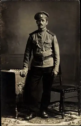 Foto Ak Russischer Soldat? in Uniform, Standportrait, Schirmmütze
