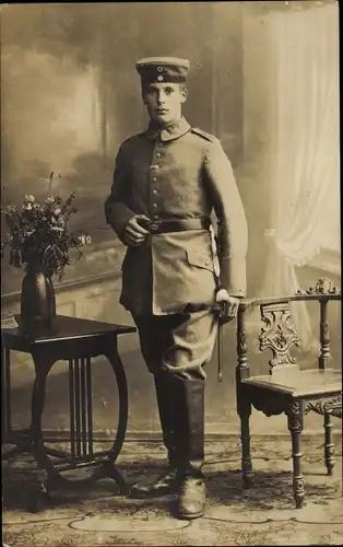 Foto Ak Deutscher Soldat in Uniform, Standportrait, Koppelschloss Hessen