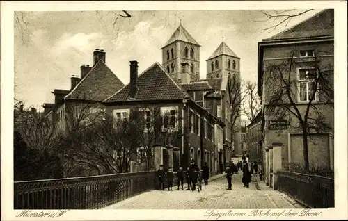 Ak Münster in Westfalen, Spiegelturm, Blick zum Dom, Passanten