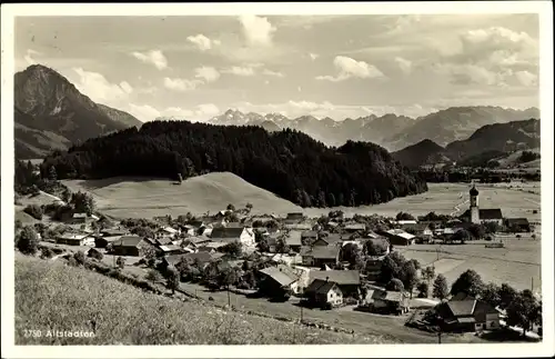 Ak Altstetten Sonthofen im Oberallgäu Schwaben, Panorama vom Ort mit Kirche, Bergkette, Wald