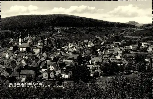 Ak Bad Brückenau in Unterfranken, Totalansicht mit Siebener Sprudel u. Volkersberg, Kirche