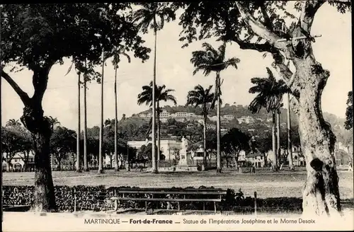 Ak Fort de France Martinique, Statue de l'Impératrice Joséphine et le Morne Desaix