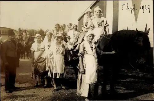 Foto Ak Festlichkeiten, Frauen in Kostümen, Pferdewagen