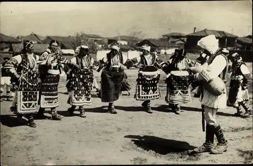 Foto Ak Mazedonien oder Griechenland, Frauen in Trachten, Tanz zu Dudelsack Musik