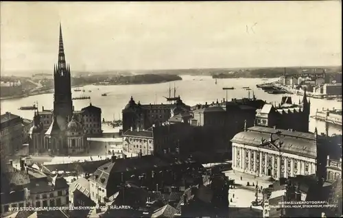 Ak Stockholm Schweden, Riddarholmskyrkan och Mälaren, Blick über die Dächer der Stadt, Hafen