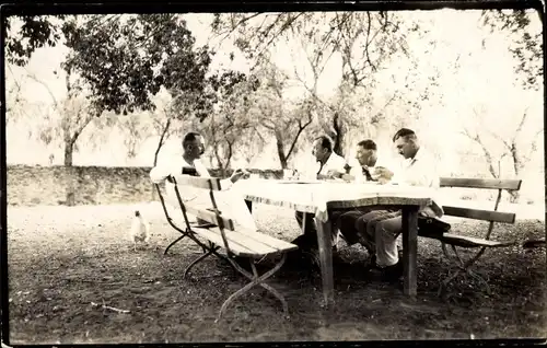 Foto Ak Namibia, Männer am Tisch