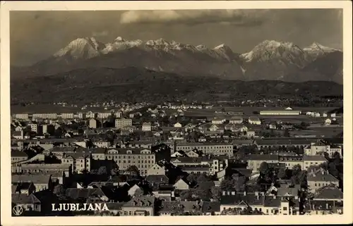 Ak Ljubljana Laibach Slowenien, Panoramablick auf die Stadt, Gebirge