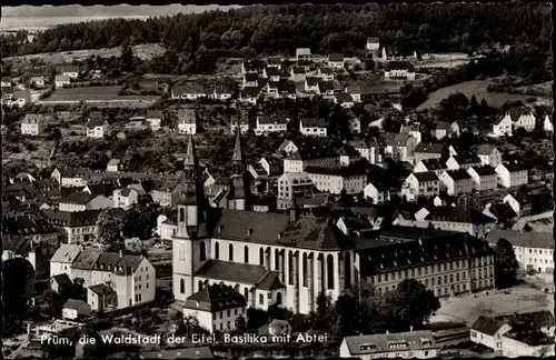 Ak Prüm in der Eifel Rheinland Pfalz, Basilika mit Abtei, Blick über die Dächer der Stadt