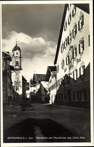 Ak Mittenwald in Oberbayern, Obermarkt mit Pfarrkirche u. Hotel Post