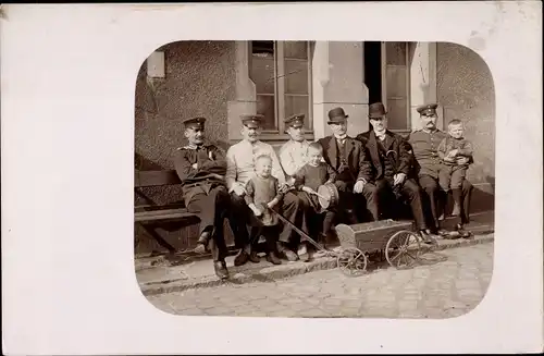 Foto Ak Gruppenfoto, Soldaten in Uniformen, Schirmmützen, Melonen, Kinder, Brathering Dose 