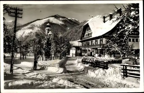 Ak Schleching in Oberbayern, Ortspartie im Winter, Kirche, Kurhaus, Blick auf den Berg