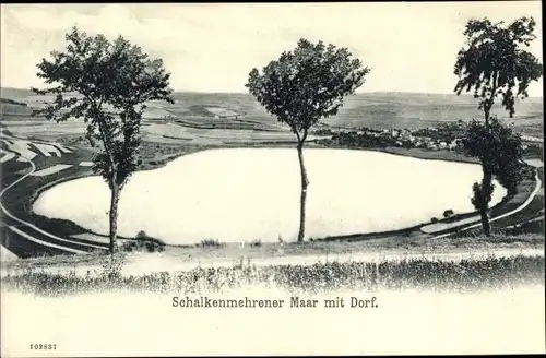 Ak Schalkenmehren in der Eifel, Maar mit Dorf