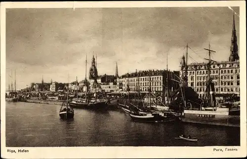 Ak Riga Lettland, Blick über den Hafen zur Stadt, Kirchtürme, Boote