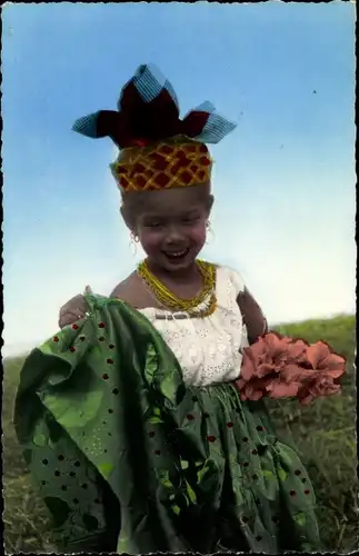 Ak Martinique, Sourire Antillais, The smile of Innocence, kleines Mädchen in Volkstracht