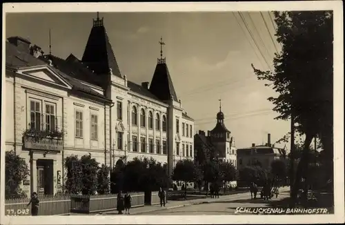 Ak Šluknov Schluckenau Region Aussig, Bahnhofstraße, Bürgerschule, Kolonialwaren Heinrich Beeß