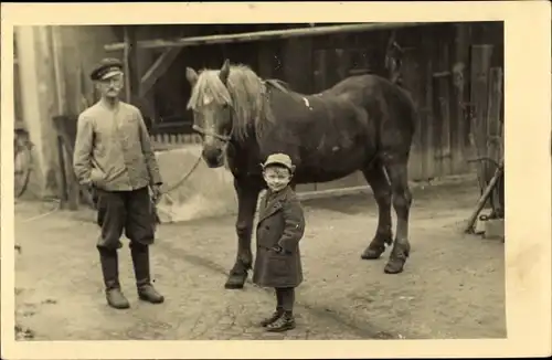 Foto Ak Mann und kleiner Junge im Mantel mit einem Pferd