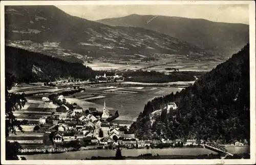 Ak Sachsenburg in Kärnten, Panorama vom Ort mit Umgebung aus der Vogelschau, Brücke, Hügellandschaft