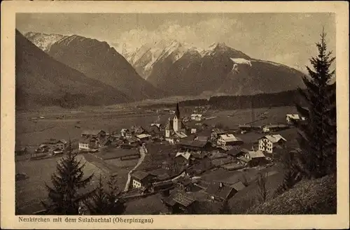 Ak Neukirchen am Großvenediger in Salzburg, Sulzbachtal, Gesamtansicht vom Ort, Kirche, Bergkette