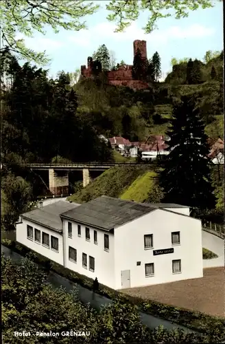 Ak Höhr Grenzhausen im Westerwaldkreis, Pension Grenzau, Außenansicht mit Burg, Bes. M. Gstettner