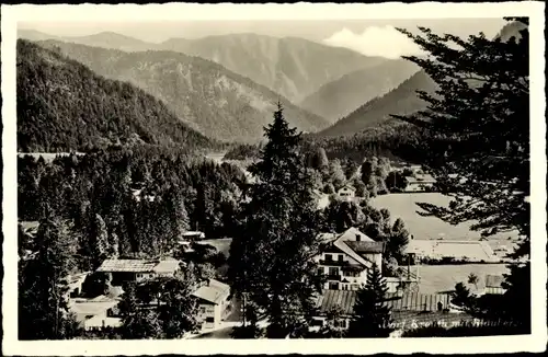 Ak Kreuth am Tegernsee Oberbayern, Dorf Kreuth mit Blauberge 