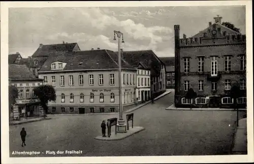 Ak Altentreptow in Mecklenburg Vorpommern, Platz der Freiheit, Hotel am Markt