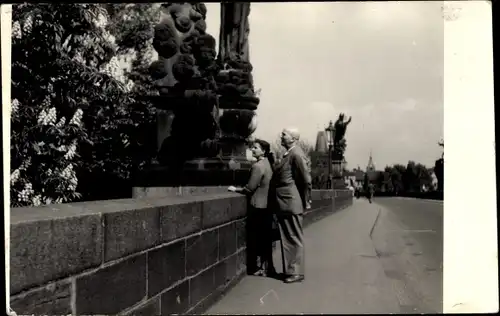 Foto Ak Praha Prag, Karlsbrücke, Statuen, Frau u. Mann, Portrait