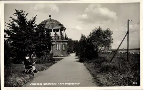 Ak Scharbeutz in Ostholstein, Musiktempel, Meer, Mann, Bank