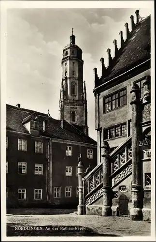 Ak Nördlingen im Nördlinger Ries Schwaben, An der Rathaustreppe, St. Georgskirche
