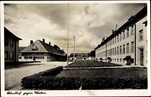 Ak Triesdorf Weidenbach Mittelfranken, Kreisackerbauschule, Schulhof gegen Westen