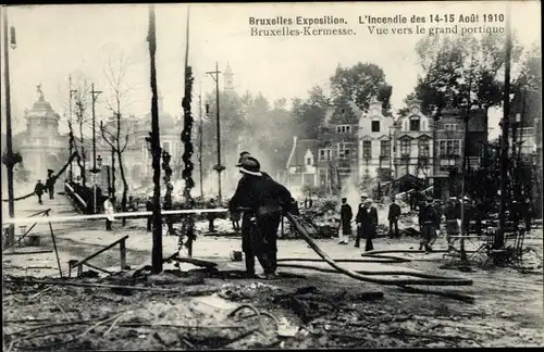 Ak Bruxelles Brüssel, Brandkatastrophe, Weltausstellung 1910, Feuerwehrmann beim Löschen