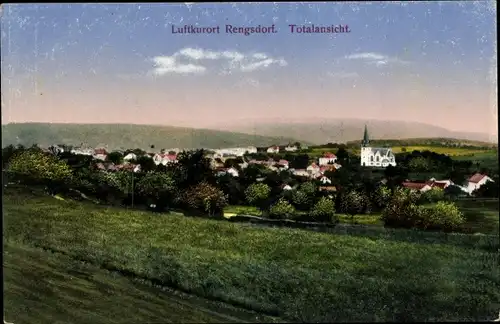 Ak Rengsdorf in Rheinland Pfalz, Totalansicht vom Ort mit Kirche, Wiesen, Bäume