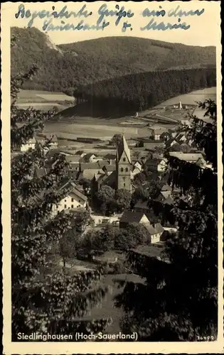Ak Siedlinghausen Winterberg im Hochsauerland, Teilansicht vom Ort mit Kirche, Hügellandschaft, Wald